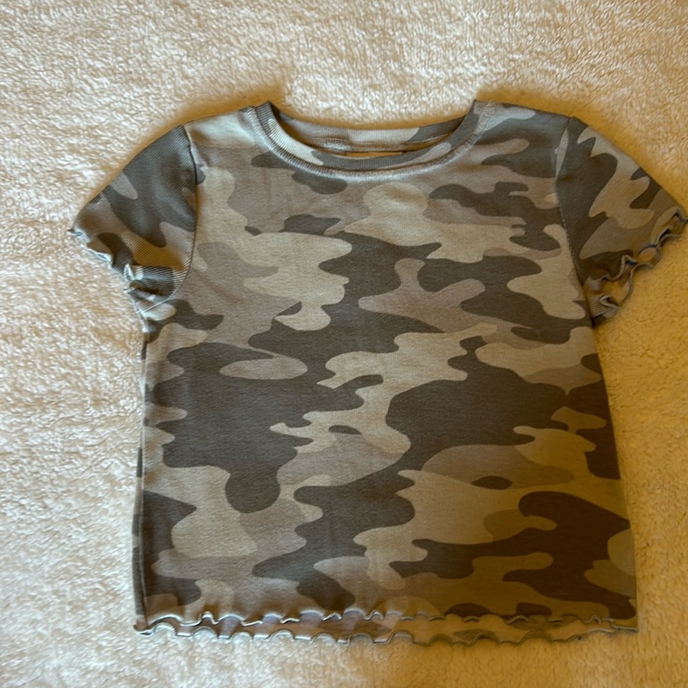 *5/$15* EUC, SO, Girls, Ribbed Camo tee with lettuce edging